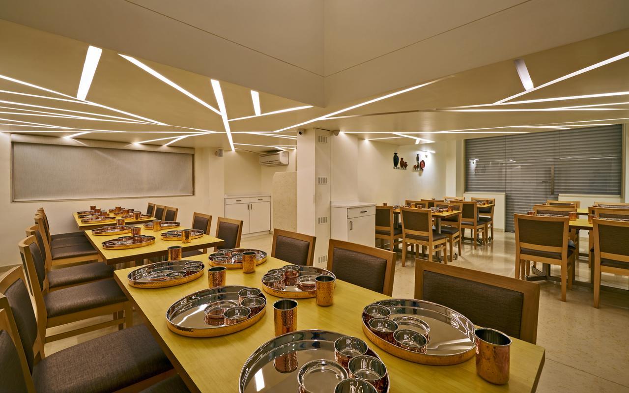 Hotel Atharv Top Rated Business Hotel In 콜라푸르 외부 사진