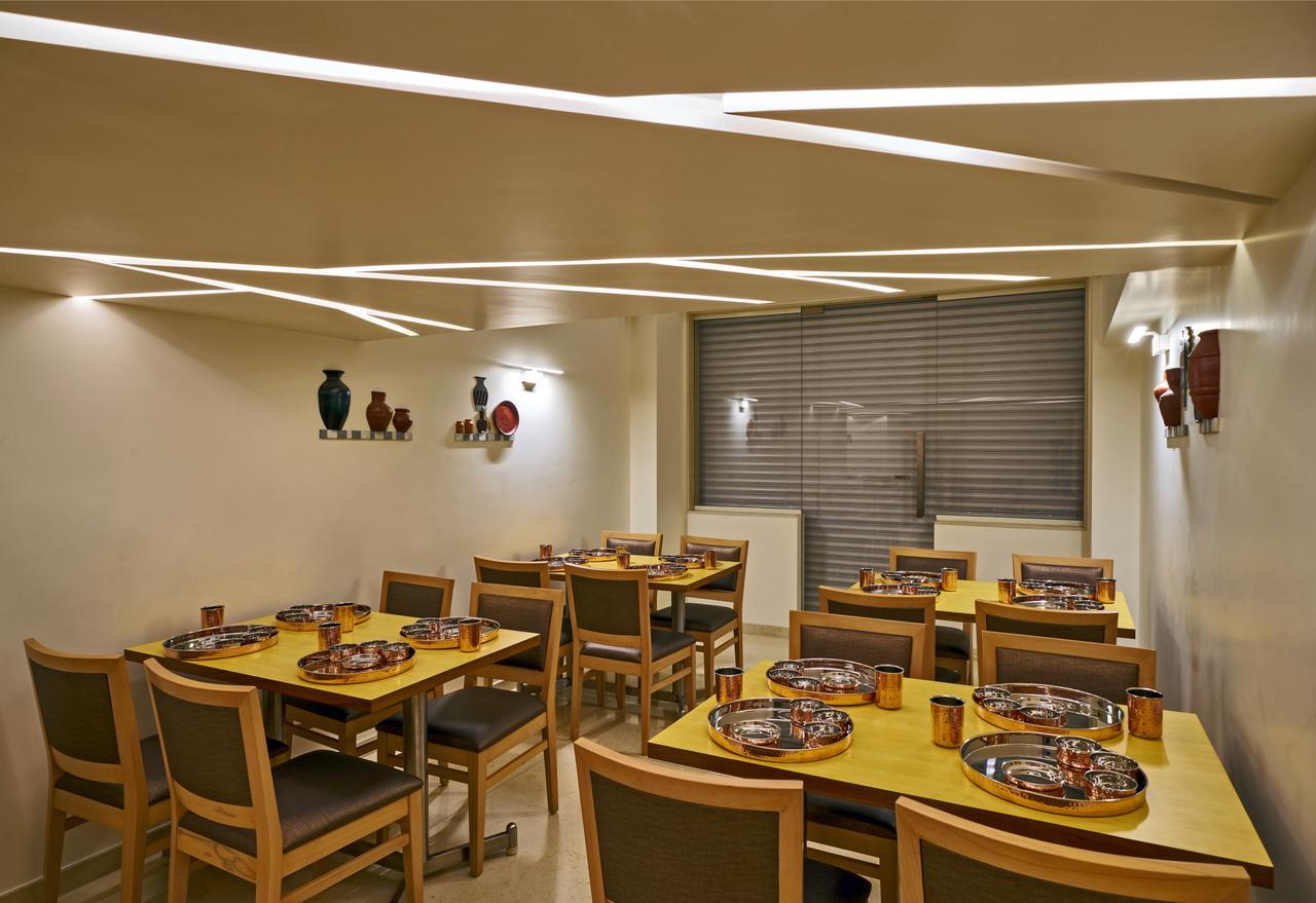 Hotel Atharv Top Rated Business Hotel In 콜라푸르 외부 사진