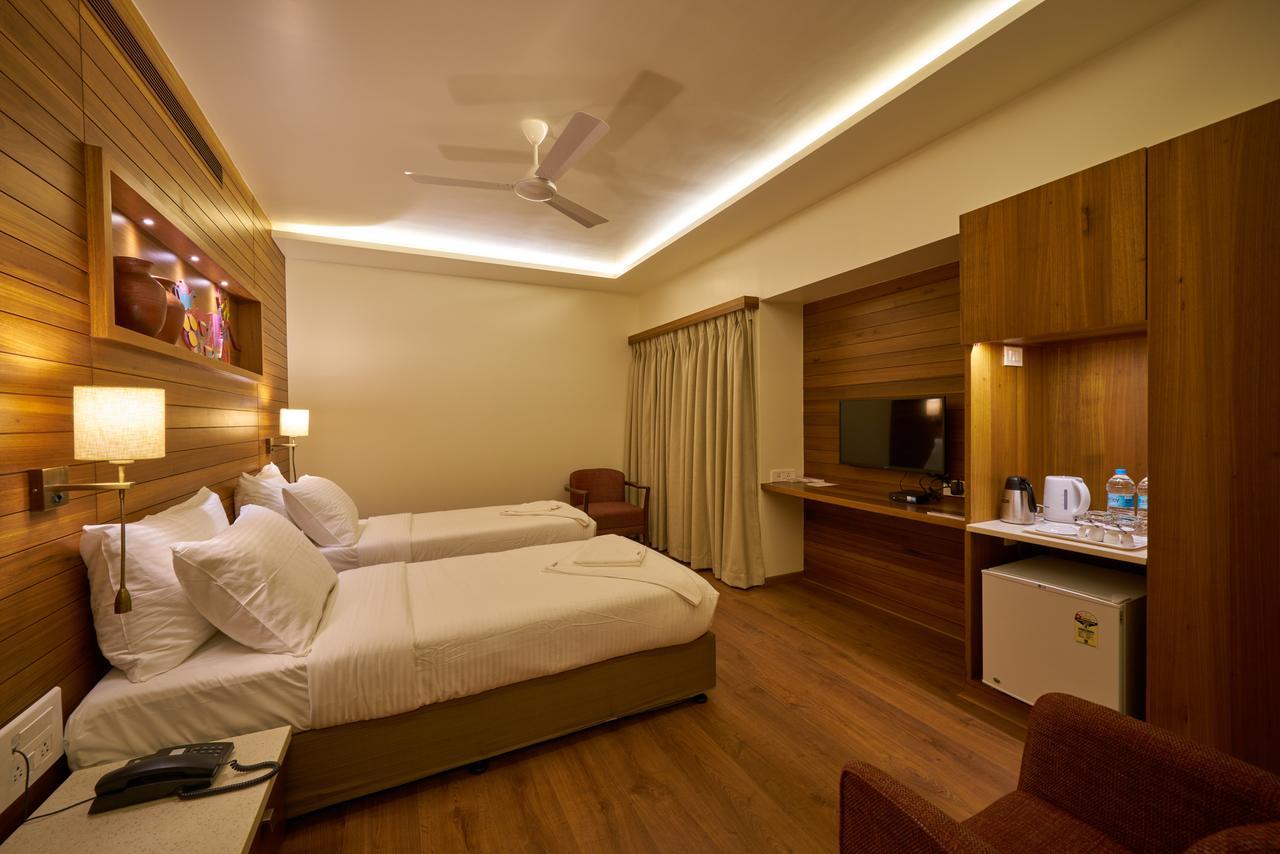 Hotel Atharv Top Rated Business Hotel In 콜라푸르 외부 사진